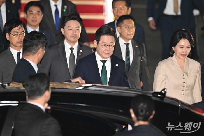 이재명 대통령과 김혜경 여사가 3박 5일간의 유엔총회 등 미국 뉴욕 순방 일정을 마치고 26일 밤 경기 성남시 서울공항을 통해 귀국한 공군1호기에서 내리며 차량에 탑승하고자 이동하고 있다. 사진=강민석 기자 kms@newsway.co.kr