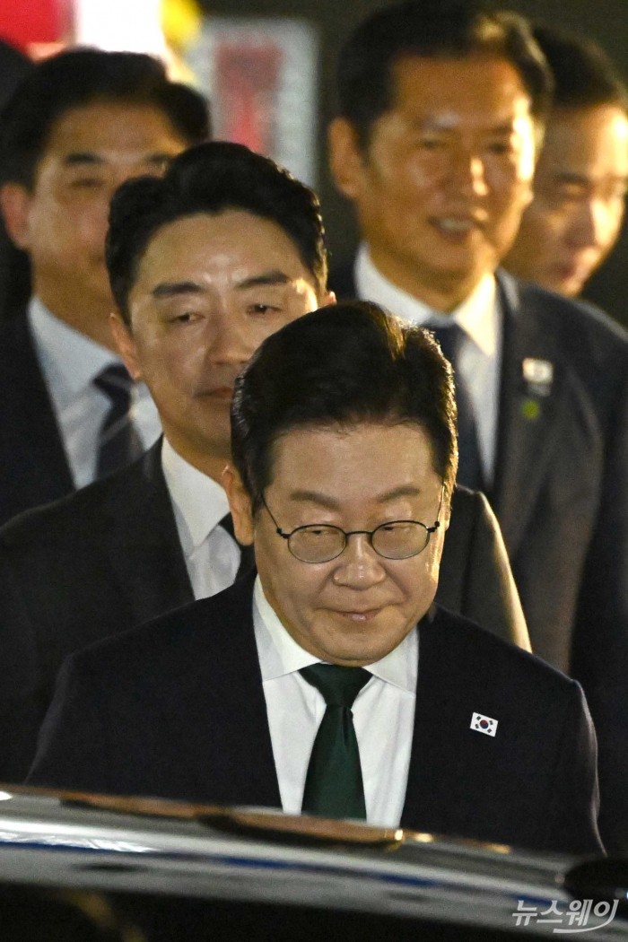 이재명 대통령이 3박 5일간의 유엔총회 등 미국 뉴욕 순방 일정을 마치고 26일 밤 경기 성남시 서울공항을 통해 귀국한 공군1호기에서 내리며 차량에 탑승하고자 이동하고 있다. 사진=강민석 기자 kms@newsway.co.kr