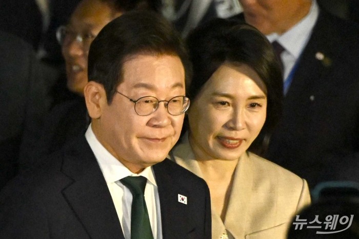 이재명 대통령과 김혜경 여사가 3박 5일간의 유엔총회 등 미국 뉴욕 순방 일정을 마치고 26일 밤 경기 성남시 서울공항을 통해 귀국한 공군1호기에서 내리며 차량에 탑승하고자 이동하고 있다. 사진=강민석 기자 kms@newsway.co.kr