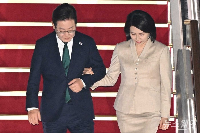 이재명 대통령과 김혜경 여사가 3박 5일간의 유엔총회 등 미국 뉴욕 순방 일정을 마치고 26일 밤 경기 성남시 서울공항을 통해 귀국한 공군1호기에서 내리며 환영인사 나온 내빈들과 만나기 위해 이동하고 있다. 사진=강민석 기자 kms@newsway.co.kr