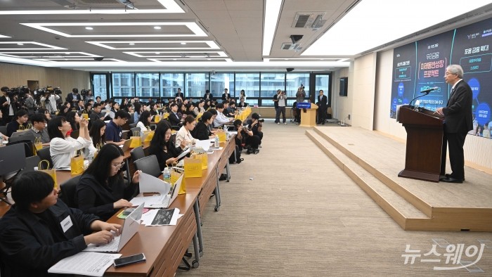 임종룡 우리금융그룹회장이 29일 오전 서울 중구 우리은행 본점에서 열린 우리금융 미래동반성장 프로젝트에서 발표를 하고 있다. 사진=강민석 기자 kms@newsway.co.kr
