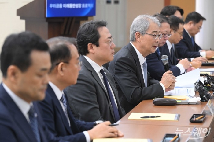 임종룡 우리금융그룹 회장이 29일 오전 서울 중구 우리은행 본점에서 열린 우리금융 미래동반성장 프로젝트에서 발표를 마친 뒤 취재진의 질의에 답변을 하고 있다. 사진=강민석 기자 kms@newsway.co.kr
