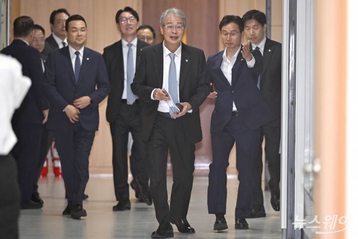 임종룡 우리금융그룹 회장이 29일 오전 서울 중구 우리은행 본점에서 열린 우리금융 미래동반성장 프로젝트에 참석하기 위해 발표장으로 들어서고 있다. 사진=강민석 기자 kms@newsway.co.kr