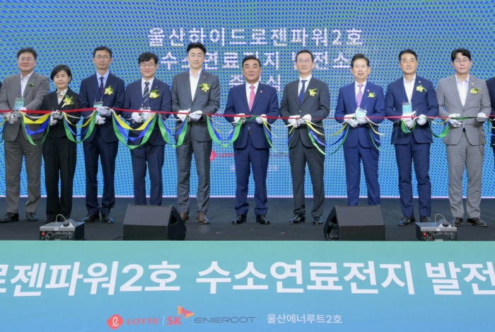 (왼쪽 두번째부터) 에어리퀴드코리아 김소미 부사장, 롯데SK에너루트 길호문, 김용학 공동대표, 롯데케미칼 곽기섭 본부장, 김두겸 울산시장, SK가스 윤병석 대표이사, 안효대 울산시 경제부시장이 29일 친환경 수소연료전지 발전소인 '울산하이드로젠파워 2호' 준공식에 참석해 테이프 커팅식을 진행하고 있다. 사진=롯데케미칼 제공