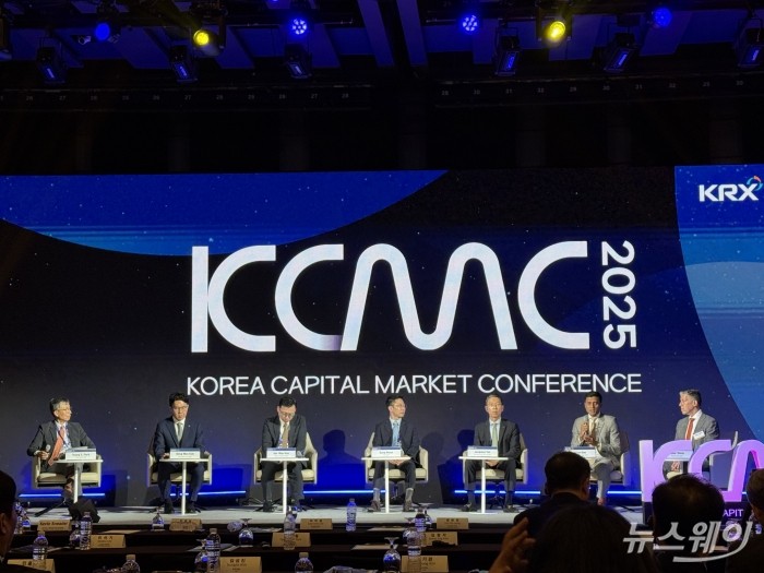 29일 서울 웨스틴조선호텔에서 열린 '한국 자본시장 콘퍼런스(KCMC) 2025' 세션 '코스피 5000 시대를 위한 과제'에서 패널들이 토론하고 있다.