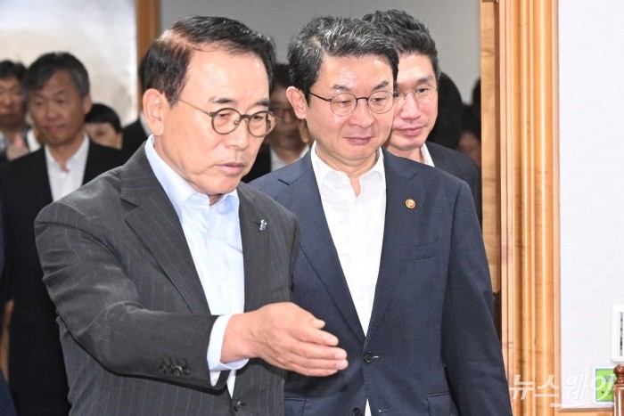 (중앙)이억원 금융위원장이 29일 오후 서울 중구 은행회관에서 열린 은행장 간담회에서 (왼쪽 첫 번째)조용병 은행연합회장의 안내를 받으며 이동하고 있다. 사진=강민석 기자 kms@newsway.co.kr