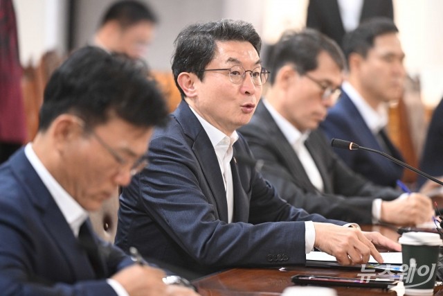 "금융 대전환 없인 미래 없다"···이억원 금융위원장, 은행권에 전방위 주문