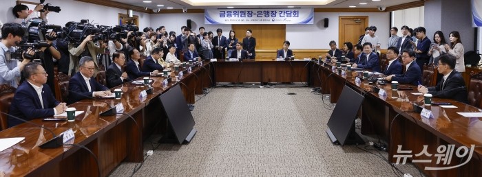 이억원 금융위원장이 29일 오후 서울 중구 은행회관에서 열린 은행장 간담회에서 모두발언을 하고 있다. 사진=강민석 기자 kms@newsway.co.kr