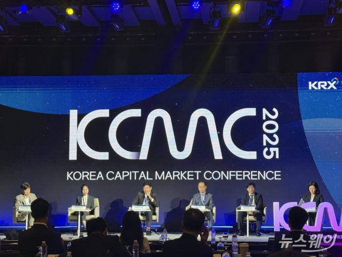 29일 서울 웨스틴조선호텔에서 열린 '한국 자본시장 콘퍼런스(KCMC) 2025' 두번째 세션의 '기업가치 제고 지속 방안' 토론에서 조명현 고려대 교수 사회로 패널들이 의견을 나누고 있다.