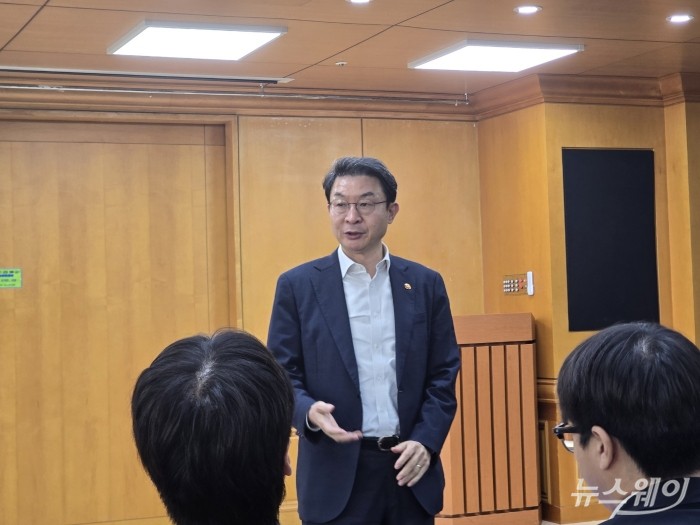 이억원 금융위원장이 29일 오후 은행회관에서 은행장 간담회를 마친 뒤 백브리핑을 열고 취재진의 질문에 답하고 있다. 사진=박경보 기자