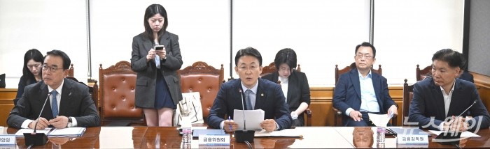 (중앙)권대영 금융위원회 부위원장이 30일 오전 서울 중구 은행연합회관에서 열린 산업 구조혁신 지원 금융권 협약식에서 모두발언을 하고 있다. 사진=강민석 기자 kms@newsway.co.kr