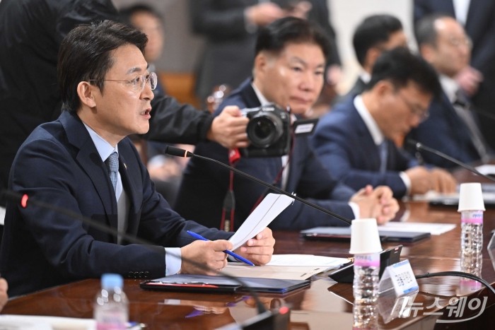 권대영 금융위원회 부위원장이 30일 오전 서울 중구 은행연합회관에서 열린 산업 구조혁신 지원 금융권 협약식에서 모두발언을 하고 있다. 사진=강민석 기자 kms@newsway.co.kr