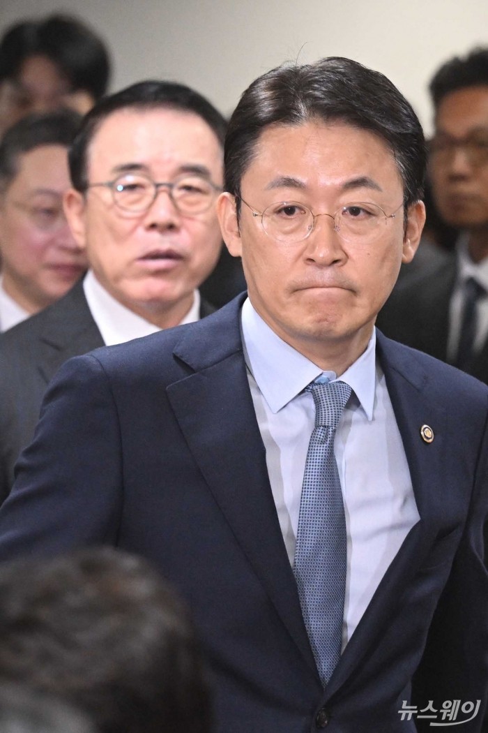 권대영 금융위원회 부위원장과 조용병 은행연합회장이 30일 오전 서울 중구 은행연합회관에서 열린 산업 구조혁신 지원 금융권 협약식에 참석하기 위해 협약장으로 들어서고 있다. 사진=강민석 기자 kms@newsway.co.kr