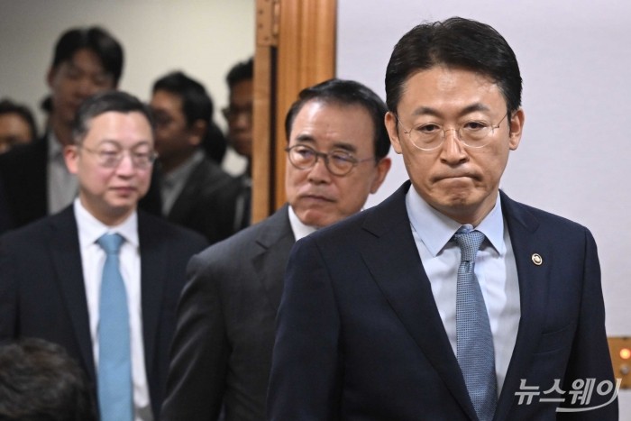 권대영 금융위원회 부위원장과 조용병 은행연합회장이 30일 오전 서울 중구 은행연합회관에서 열린 산업 구조혁신 지원 금융권 협약식에 참석하기 위해 협약장으로 들어서고 있다. 사진=강민석 기자 kms@newsway.co.kr