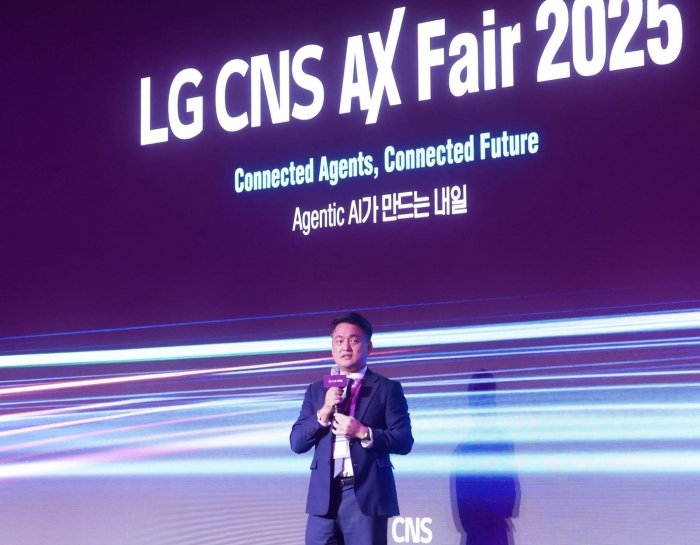 30일 여의도 콘래드호텔에서 열린 LG CNS 고객초청 행사 'AX페어 2025'에서 LG CNS AI클라우드사업부장 김태훈 전무가 환영사를 하고 있는 모습. 사진=LG CNS 제공