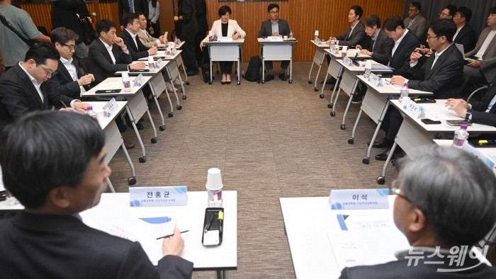 (오른쪽 두 번째)이찬진 금융감독원장과 (왼쪽 세 번째)오경석 두나무 대표이사를 비롯한 내빈들이 30일 오후 서울 강남구 드림플러스에서 열린 가상자산사업자 CEO 간담회에서 자료를 살펴보고 있다. 사진=강민석 기자 kms@newsway.co.kr
