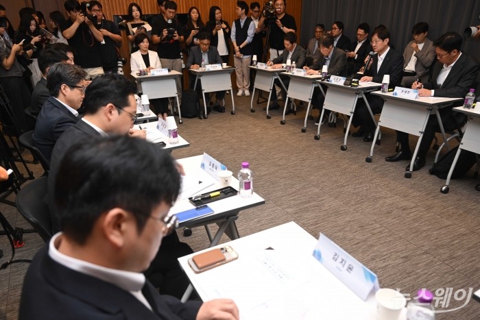 (오른쪽 두 번째)이찬진 금융감독원장이 30일 오후 서울 강남구 드림플러스에서 열린 가상자산사업자 CEO 간담회에서 모두발언을 하고 있다. 사진=강민석 기자 kms@newsway.co.kr