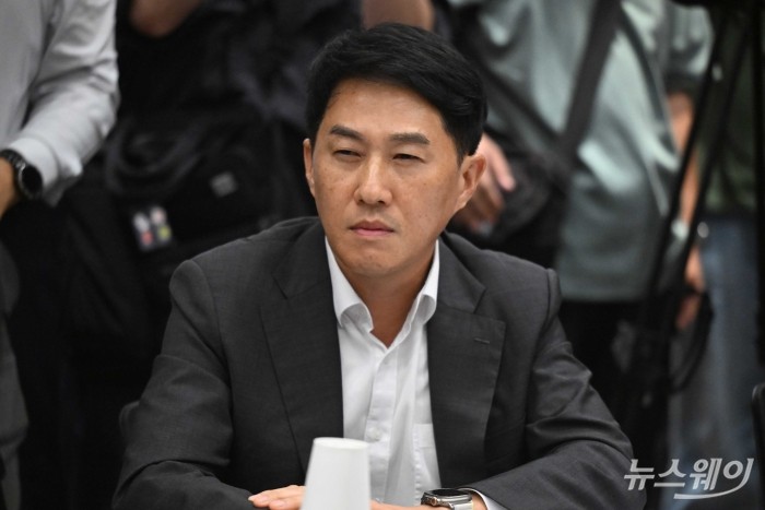 오경석 두나무 대표이사가 30일 오후 서울 강남구 드림플러스에서 열린 가상자산사업자 CEO 간담회에 배석해 이찬진 금융감독원장의 모두발언을 경청하고 있다. 사진=강민석 기자 kms@newsway.co.kr