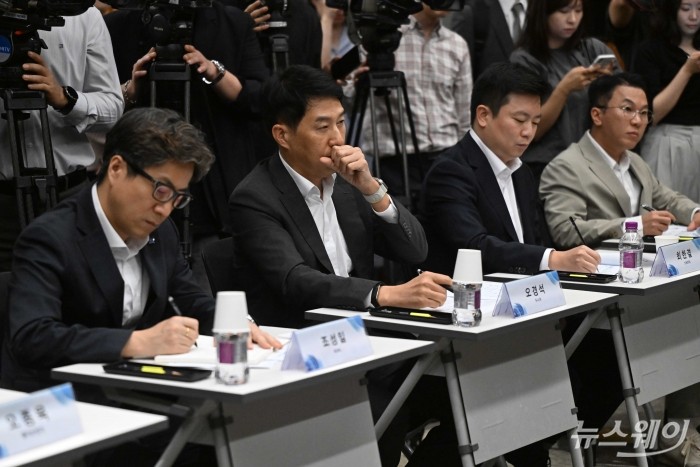 오경석 두나무 대표이사가 30일 오후 서울 강남구 드림플러스에서 열린 가상자산사업자 CEO 간담회에 배석해 이찬진 금융감독원장의 모두발언을 경청하며 손으로 입가를 가리고 있다. (왼쪽부터)조성일 한국디지털자산수탁 대표이사, 오 두나무 대표, 최한결 스트리미 부대표, 안현준 포블게이트 대표이사. 사진=강민석 기자 kms@newsway.co.kr