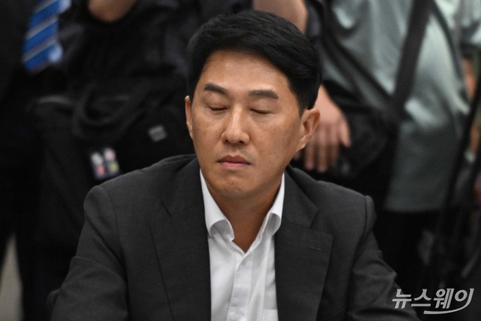 오경석 두나무 대표이사가 30일 오후 서울 강남구 드림플러스에서 열린 가상자산사업자 CEO 간담회에 배석해 이찬진 금융감독원장의 모두발언을 경청하던 중 잠시 눈을 감고 있다. 사진=강민석 기자 kms@newsway.co.kr