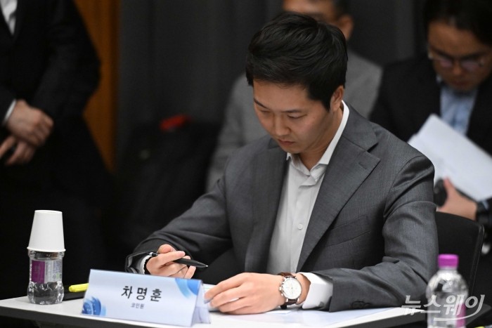 차명훈 코인원 의장이 30일 오후 서울 강남구 드림플러스에서 열린 가상자산사업자 CEO 간담회에 배석해 이찬진 금융감독원장의 모두발언을 경청하며 자료를 살펴보고 있다. 사진=강민석 기자 kms@newsway.co.kr