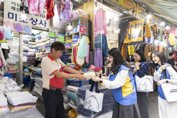 신한금융그룹 직원이 지난달 29일 추석맞이 상생 캠페인에 참여하고 있다. 사진=신한금융그룹 제공