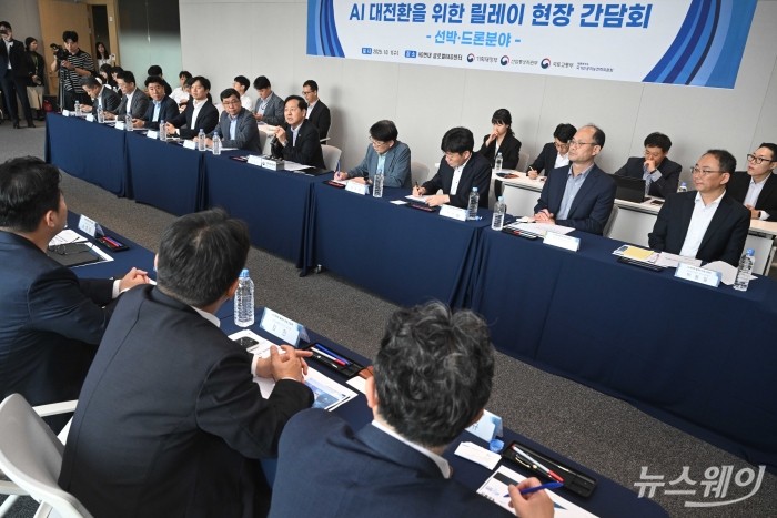 (오른쪽 다섯 번째)구윤철 경제부총리 겸 기획재정부 장관이 1일 오전 경기 성남시 분당구 HD현대 글로벌R&D센터에서 열린 AI 대전환을 위한 릴레이 현장 선박 및 드론 분야 간담회에서 모두발언을 하고 있다. 사진=강민석 기자 kms@newsway.co.kr
