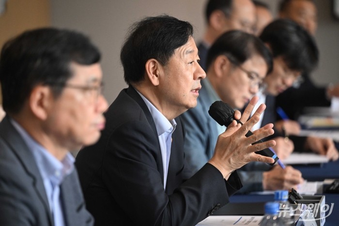 구윤철 경제부총리 겸 기획재정부 장관이 1일 오전 경기 성남시 분당구 HD현대 글로벌R&D센터에서 열린 AI 대전환을 위한 릴레이 현장 선박 및 드론 분야 간담회에서 모두발언을 하고 있다. 사진=강민석 기자 kms@newsway.co.kr