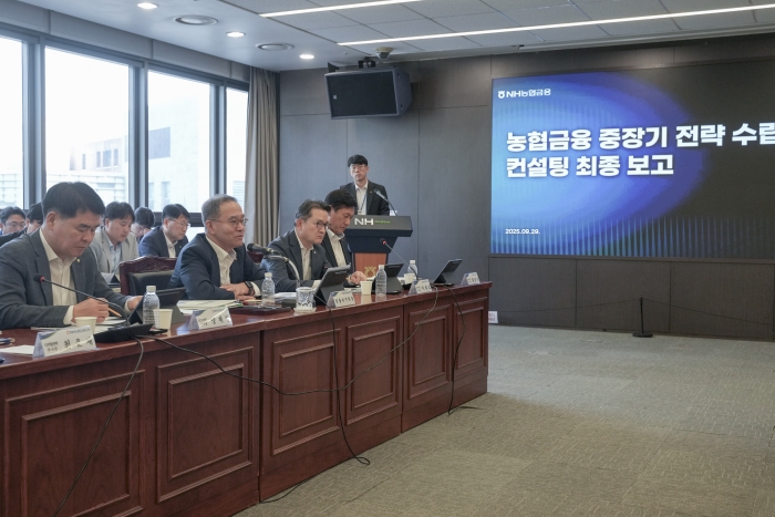 이찬우 NH농협금융 회장이 지난달 29일 개최된농협금융 중장기 전략 수립 컨설팅 최종 보고회에서 생산적금융의 중요성을 설명하고 있다. 사진=NH농협금융 제공