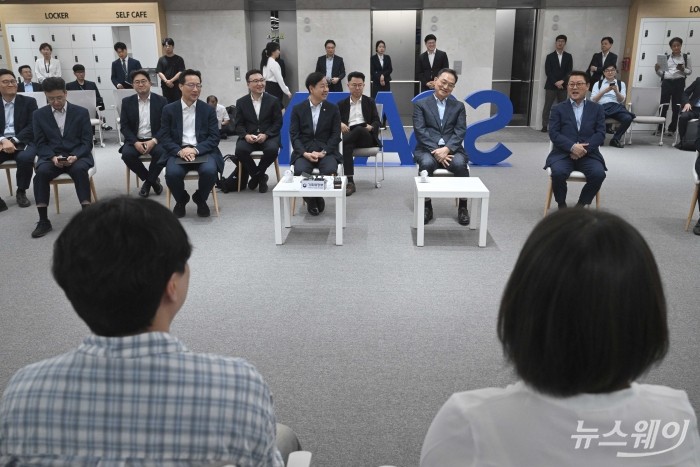 (왼쪽 세 번째부터 다섯 번째까지)구윤철 경제부총리 겸 기획재정부 장관과 김완표 삼성글로벌리서치 사장, 박승희 삼성전자 사장이 1일 오후 서울 강남구 서울 강남구 SSAFY(삼성청년SW·AI아카데미)를 찾아 AI 인력양성 관련 발표회를 듣고 미소 짓고 있다. 사진=강민석 기자 kms@newsway.co.kr