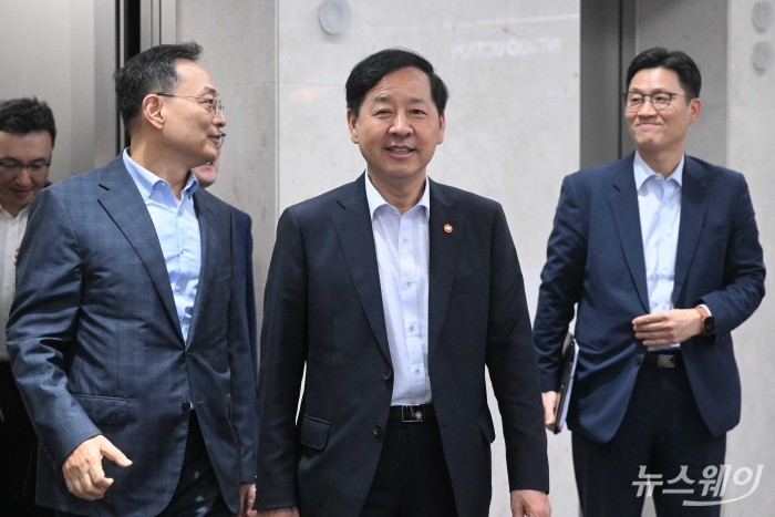 (중앙)구윤철 경제부총리 겸 기획재정부 장관과 (왼쪽 첫 번째)김완표 삼성글로벌리서치 사장이 1일 오후 서울 강남구 SSAFY(삼성청년SW·AI아카데미)를 찾아 AI 인력양성 관련 발표회에 참석하고자 이동하고 있다. 사진=강민석 기자 kms@newsway.co.kr