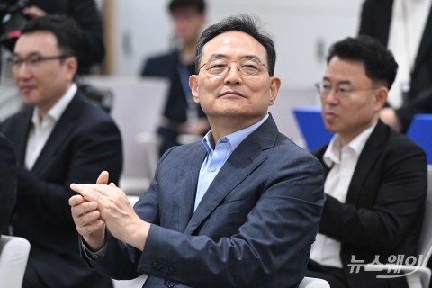 미소 머금고 박수 치는 김완표 삼성글로벌리서치 사장