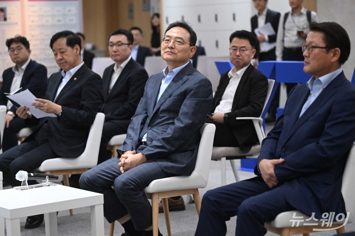 (왼쪽부터)구윤철 경제부총리 겸 기획재정부 장관과 김완표 삼성글로벌리서치 사장, 박승희 삼성전자 사장이 1일 오후 서울 강남구 서울 강남구 SSAFY(삼성청년SW·AI아카데미)를 찾아 AI 인력양성 관련 설명을 듣고 있다. 사진=강민석 기자 kms@newsway.co.kr