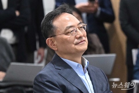 '청년 AI 인력양성' 설명 듣는 김완표 삼성글로벌리서치 사장
