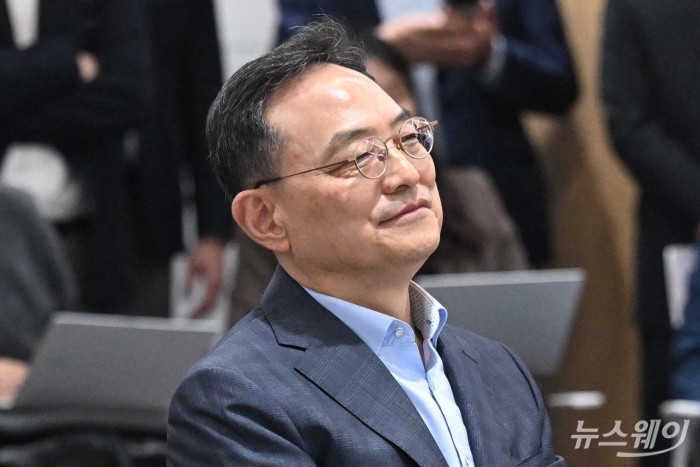 김완표 삼성글로벌리서치 사장이 1일 오후 서울 강남구 SSAFY(삼성청년SW·AI아카데미)를 찾아 AI 인력양성 관련 발표회를 경청하며 미소를 짓고 있다. 사진=강민석 기자 kms@newsway.co.kr