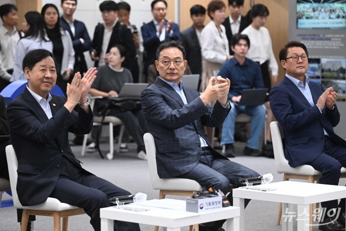 구윤철 경제부총리 겸 기획재정부 장관과 김완표 삼성글로벌리서치 사장, 박승희 삼성전자 사장이 1일 오후 서울 강남구 서울 강남구 SSAFY(삼성청년SW·AI아카데미)를 찾아 AI 인력양성 관련 설명을 듣고 박수를 치고 있다. 사진=강민석 기자 kms@newsway.co.kr