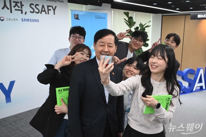 구윤철 경제부총리 겸 기획재정부 장관이 1일 오후 서울 강남구 서울 강남구 SSAFY(삼성청년SW·AI아카데미)를 찾아 AI 인력양성 청년 교육생들과 기념촬영을 하고 있다. 사진=강민석 기자 kms@newsway.co.kr