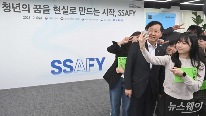 구윤철 경제부총리 겸 기획재정부 장관이 1일 오후 서울 강남구 서울 강남구 SSAFY(삼성청년SW·AI아카데미)를 찾아 AI 인력양성 청년 교육생들과 기념촬영을 하고 있다. 사진=강민석 기자 kms@newsway.co.kr