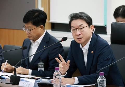 유관기관장 만난 이억원 금융위원장 &quot;보안사고 엄정 책임···금융 대전환 앞장서야&quot;