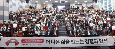 모교 찾은 조주완 LG전자 CEO &quot;성공보다 성장이 더 중요&quot;