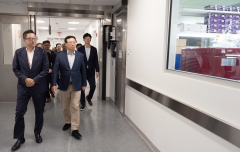 신동빈, 美 롯데바이오 현장 방문 &quot;그룹 성장 견인 기대&quot;
