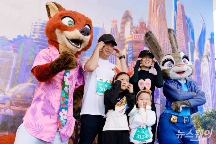 '디즈니런 서울 2025' 행사가 지난 11일 서울 여의도공원 인근에서 개최된 가운데 주토피아 캐릭터로 디자인 된 공식 티셔츠를 착용한 참가자들이 기념촬영을 하고 있다. 사진=디즈니코리아