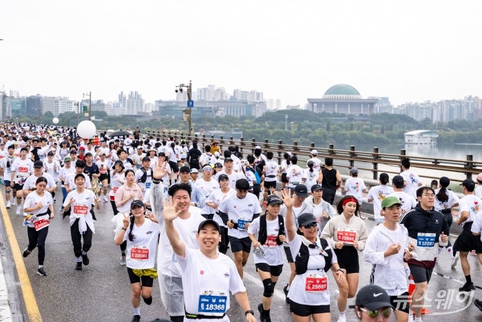 '디즈니런 서울 2025' 행사가 지난 11일 서울 여의도공원 인근에서 개최된 가운데 참가자들이 서강대교 위를 열심히 달리고 있다. 10km 코스는 여의도공원에서 출발해 국회의사당과 서강대교를 돌아오는 도심 러닝 코스로 '미키와 친구들' 테마로 구성됐다. 사진=디즈니코리아