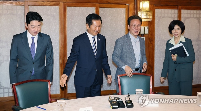 김민석 국무총리가 12일 서울 종로구 총리공관에서 열린 고위당정협의회에 참석하고 있다. 왼쪽부터 강훈식 대통령 비서실장, 더불어민주당 정청래 대표, 김 총리, 한정애 정책위의장. 사진출처=연합뉴스