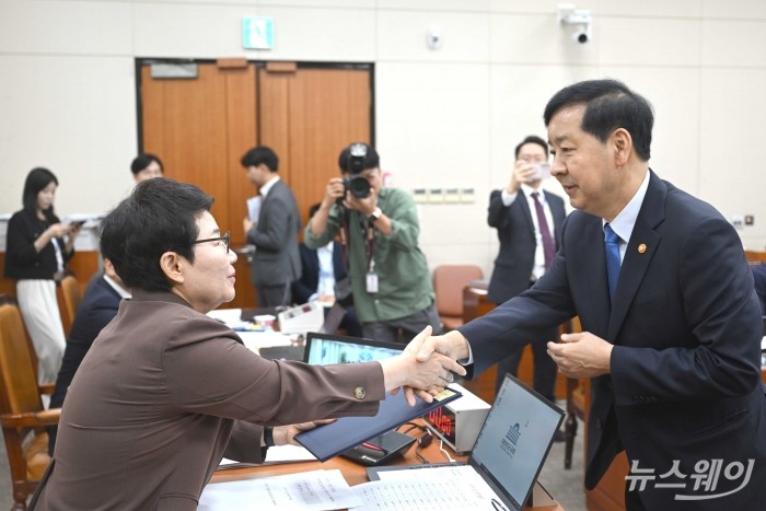 (오른쪽)구윤철 경제부총리 겸 기획재정부 장관이 13일 오전 서울 여의도 국회 기획재정위원회에서 열린 기획재정부(경제·재정정책)에 대한 2025년도 국정감사에서 증인선서문을 임이자 기재위 위원장에게 전달 한 뒤 악수를 하고 있다. 사진=강민석 기자 kms@newsway.co.kr