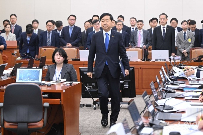 구윤철 경제부총리 겸 기획재정부 장관이 13일 오전 서울 여의도 국회 기획재정위원회에서 열린 기획재정부(경제·재정정책)에 대한 2025년도 국정감사에서 증인선서문을 임이자 기재위 위원장에 전달하고자 이동하고 있다. 사진=강민석 기자 kms@newsway.co.kr