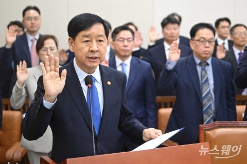 국감 선서하는 구윤철 경제부총리 겸 기획재정부 장관