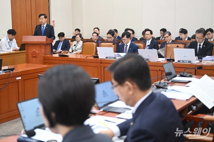 구윤철 경제부총리 겸 기획재정부 장관이 13일 오전 서울 여의도 국회 기획재정위원회에서 열린 기획재정부(경제·재정정책)에 대한 2025년도 국정감사에서 업무보고를 하고 있다. 사진=강민석 기자 kms@newsway.co.kr
