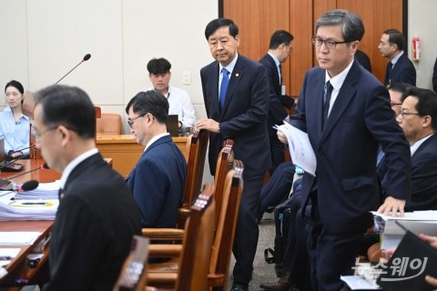 국감 업무보고 마친 뒤 자리로 돌아가는 구윤철 부총리