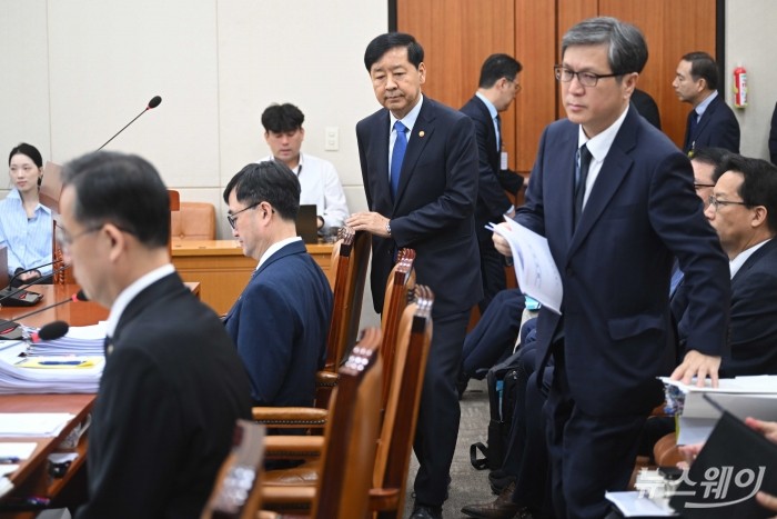 구윤철 경제부총리 겸 기획재정부 장관이 13일 오전 서울 여의도 국회 기획재정위원회에서 열린 기획재정부(경제·재정정책)에 대한 2025년도 국정감사에서 업무보고를 마친 뒤 자리로 이동하고 있다. 사진=강민석 기자 kms@newsway.co.kr